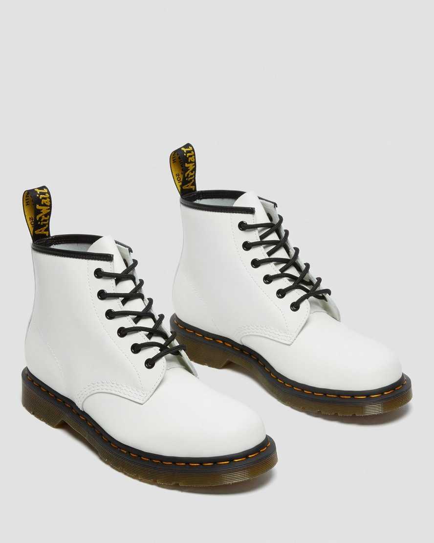 weiße dr. martens 101 yellow stitch smooth herren-ankle-boots