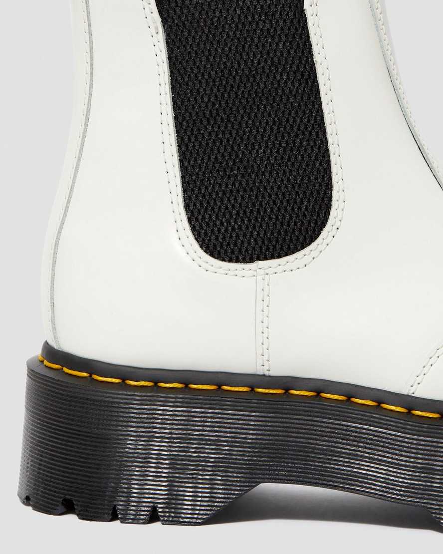 weiße dr. martens 2976 chelsea boots mit glatter plateausohle für herren