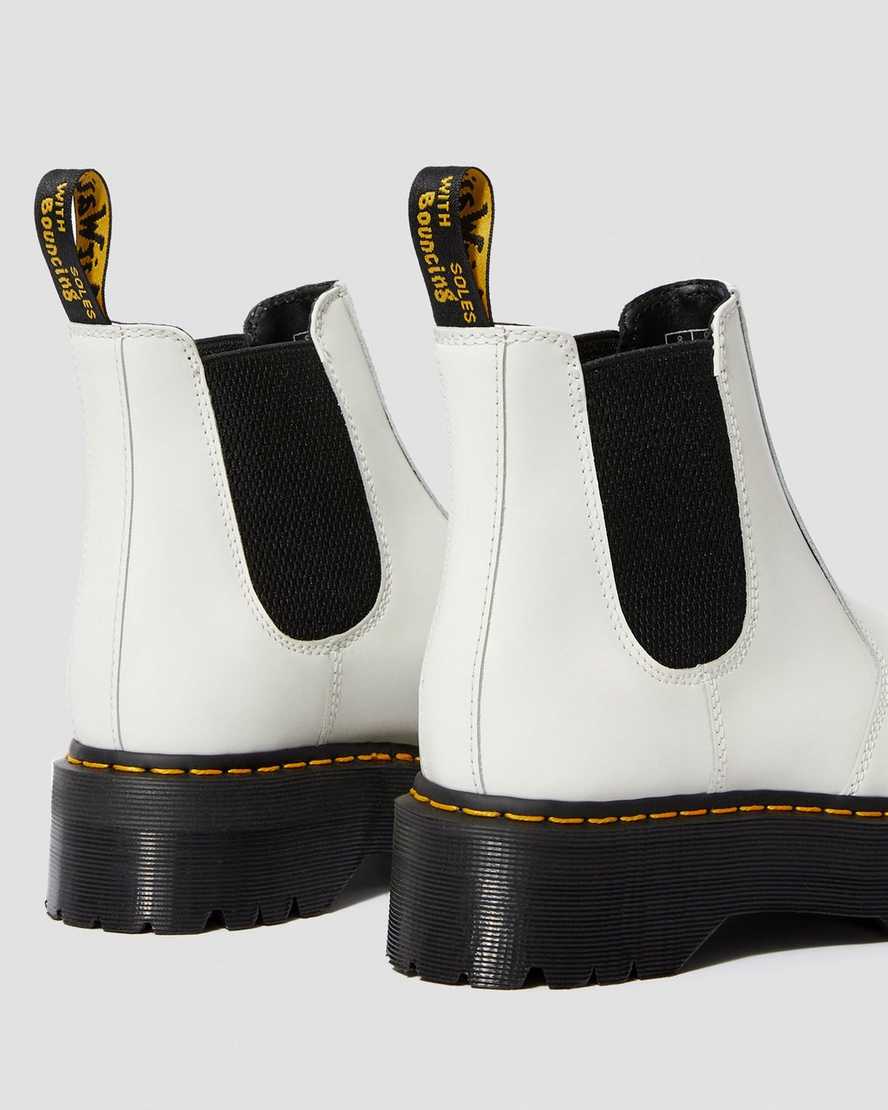 weiße dr. martens 2976 chelsea boots mit glatter plateausohle für herren