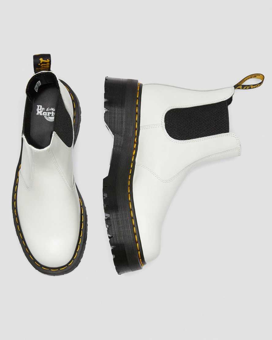 weiße dr. martens 2976 chelsea boots mit glatter plateausohle für herren