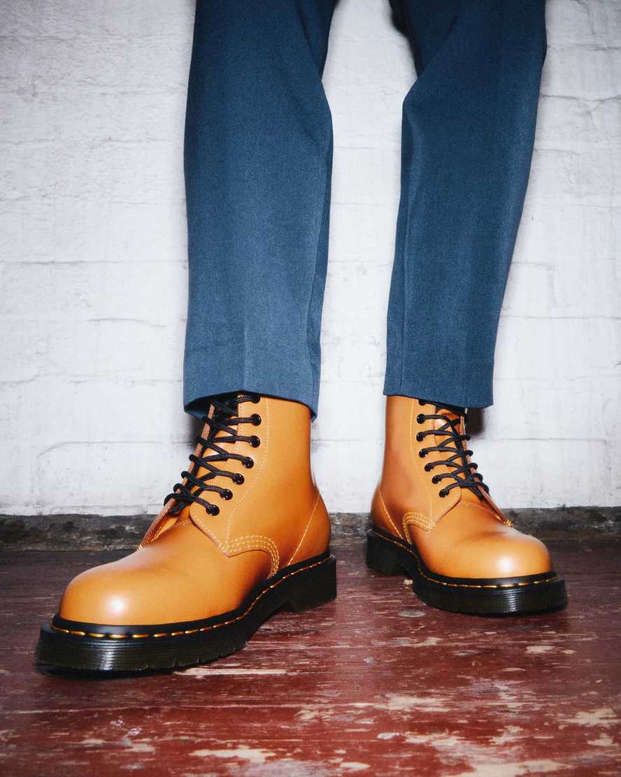 orangefarbene dr. martens 1460 smooth herren-schnürstiefel