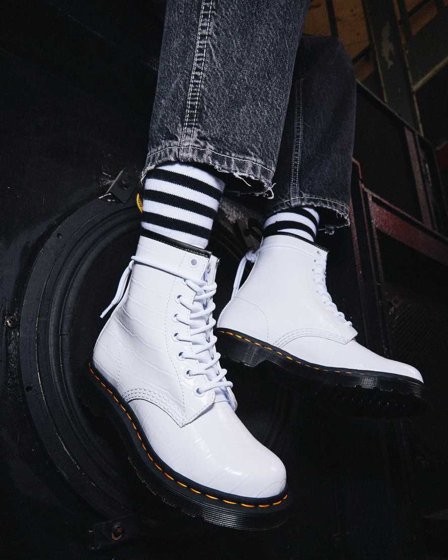weiße dr. martens 1460 lackleder-freizeitstiefel mit krokodilprägung für damen
