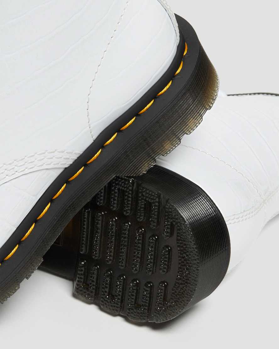 weiße dr. martens 1460 lackleder-freizeitstiefel mit krokodilprägung für damen