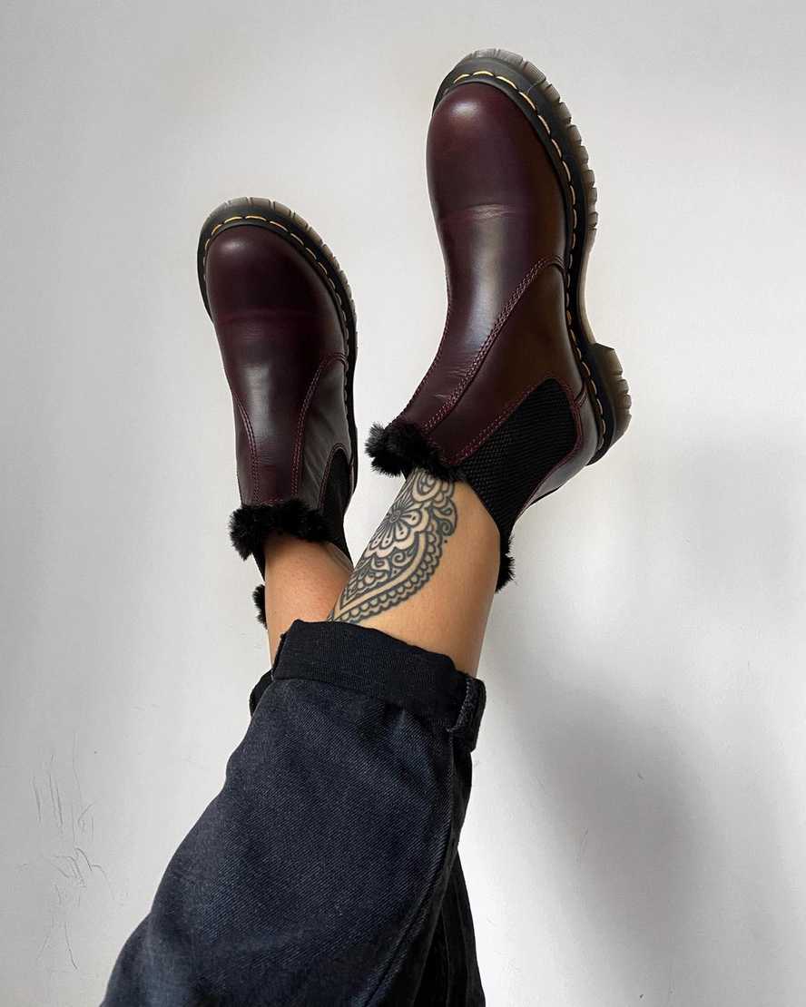 burgunderrote dr. martens 2976 leonore chelsea boots für damen mit kunstfellfutter.