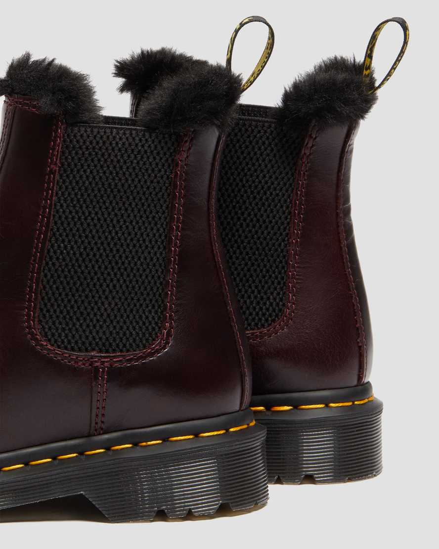 burgunderrote dr. martens 2976 leonore chelsea boots für damen mit kunstfellfutter.