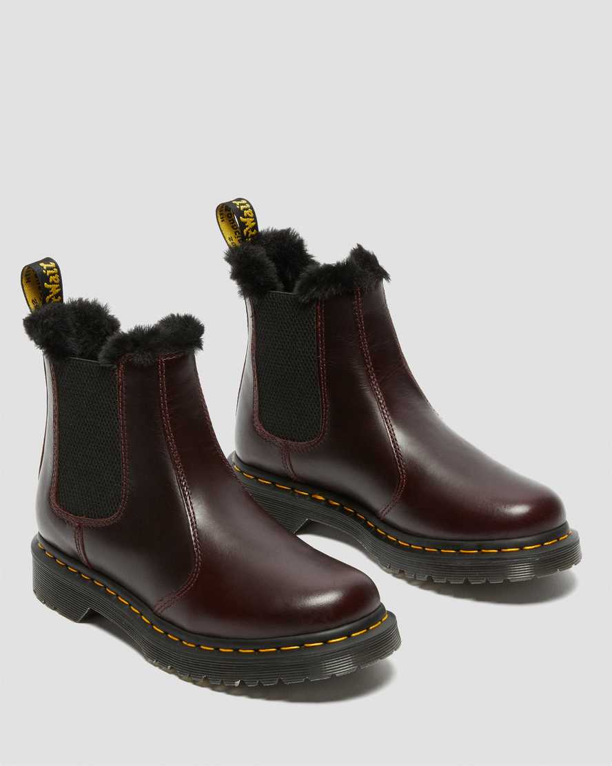 burgunderrote dr. martens 2976 leonore chelsea boots für damen mit kunstfellfutter.