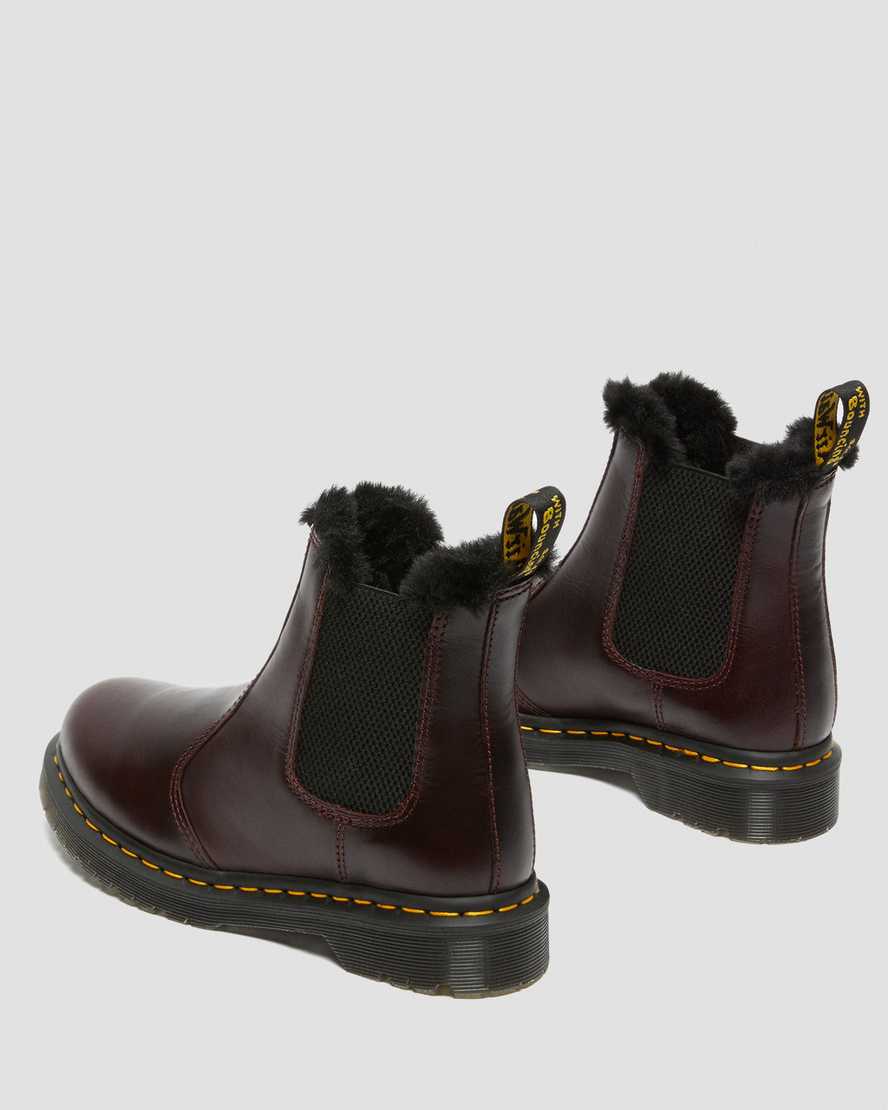 burgunderrote dr. martens 2976 leonore chelsea boots für damen mit kunstfellfutter.