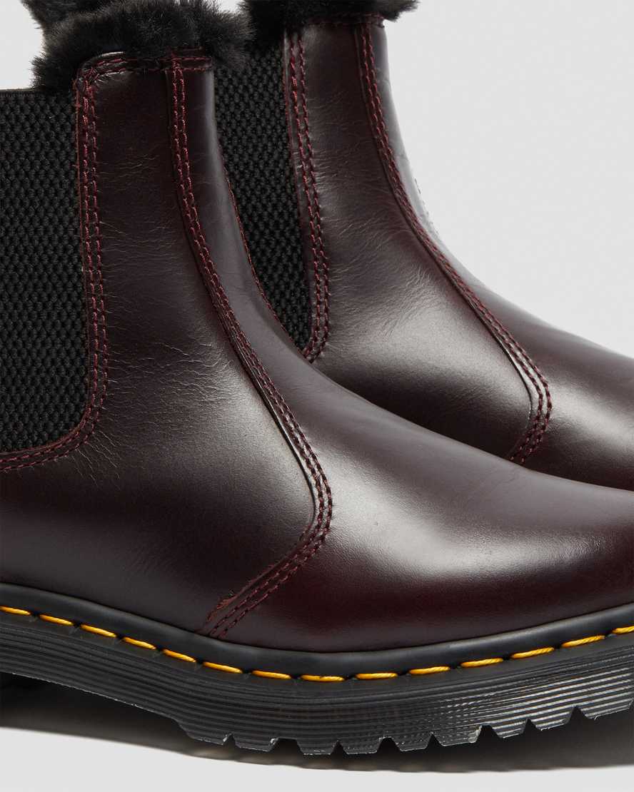 burgunderrote dr. martens 2976 leonore chelsea boots für damen mit kunstfellfutter.