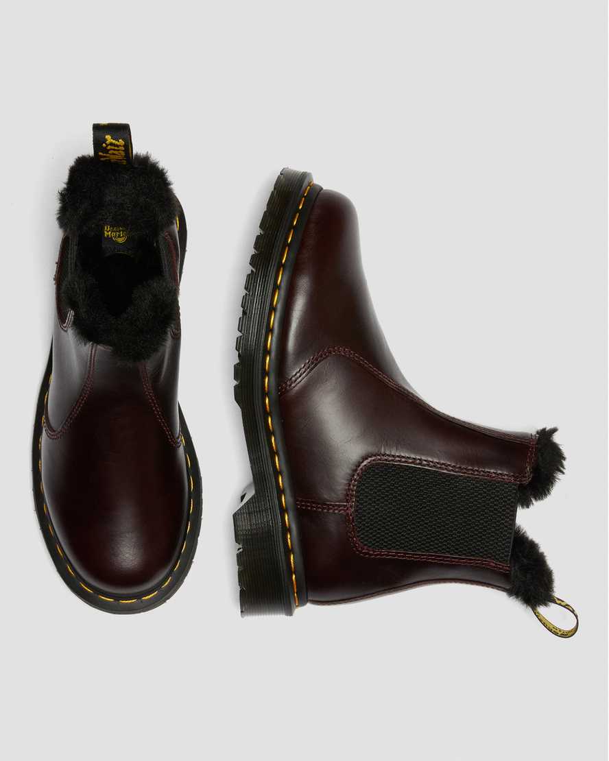 burgunderrote dr. martens 2976 leonore chelsea boots für damen mit kunstfellfutter.