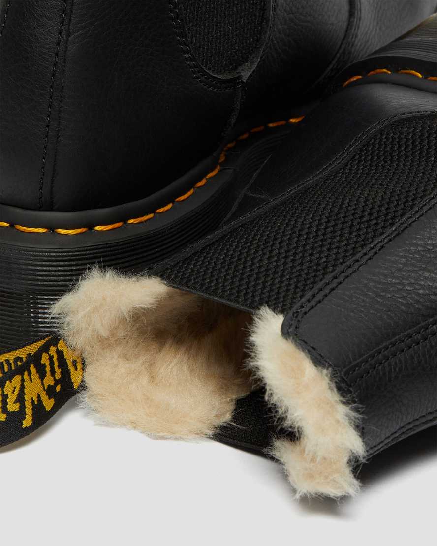 schwarze dr. martens 2976 chelsea boots mit kunstfellfutter und plateausohle für damen.