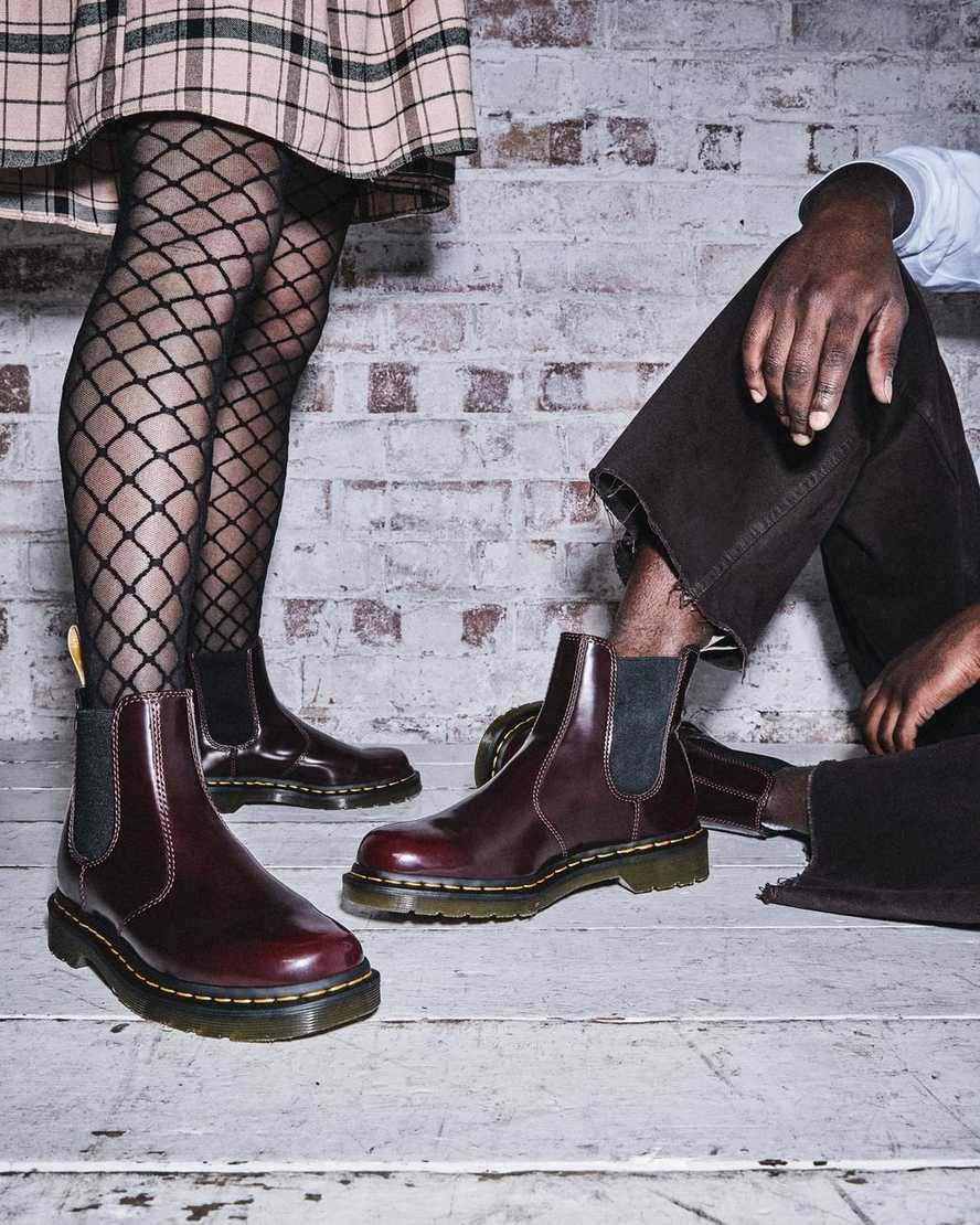 rote dr. martens 2976 chelsea boots für damen