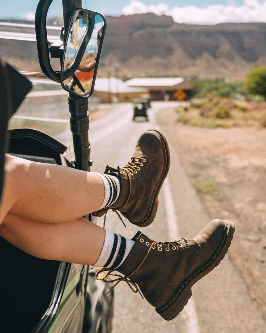 braune dr. martens 1460 crazy horse damen-schnürstiefel