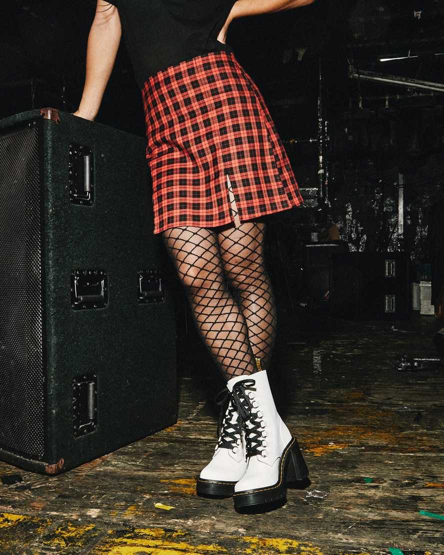 weiße dr. martens chesney schnürstiefel mit ausgestelltem absatz für damen