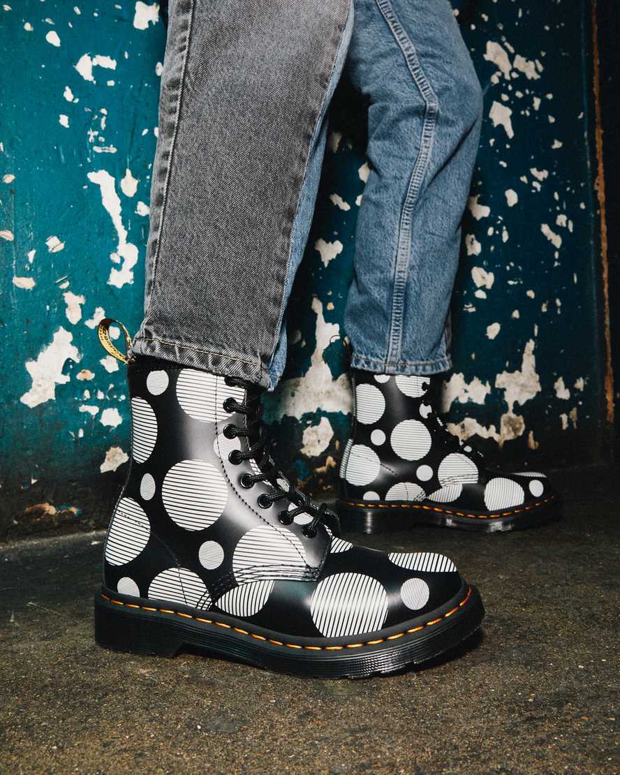 schwarze dr. martens 1460 polka dot glatte damen-schnürstiefel