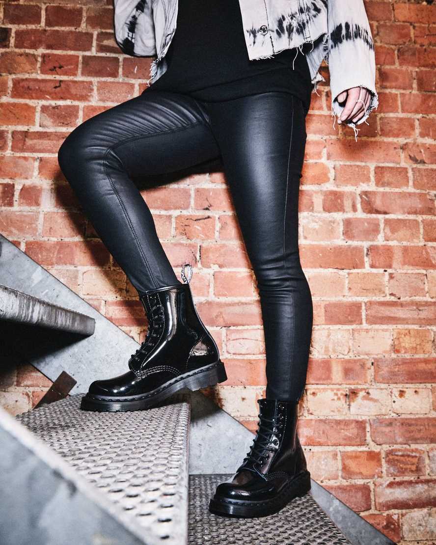 schwarze dr. martens 1460 mono lackleder-schnürstiefel für damen.