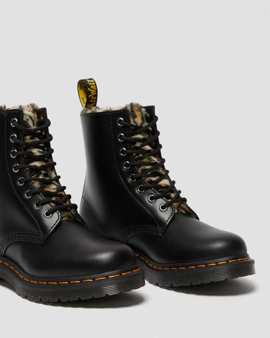 schwarze dr. martens 1460 serena damenstiefel mit leopardenmuster und kunstfellfutter