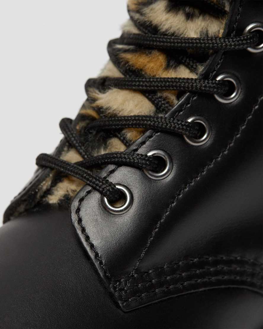 schwarze dr. martens 1460 serena damenstiefel mit leopardenmuster und kunstfellfutter