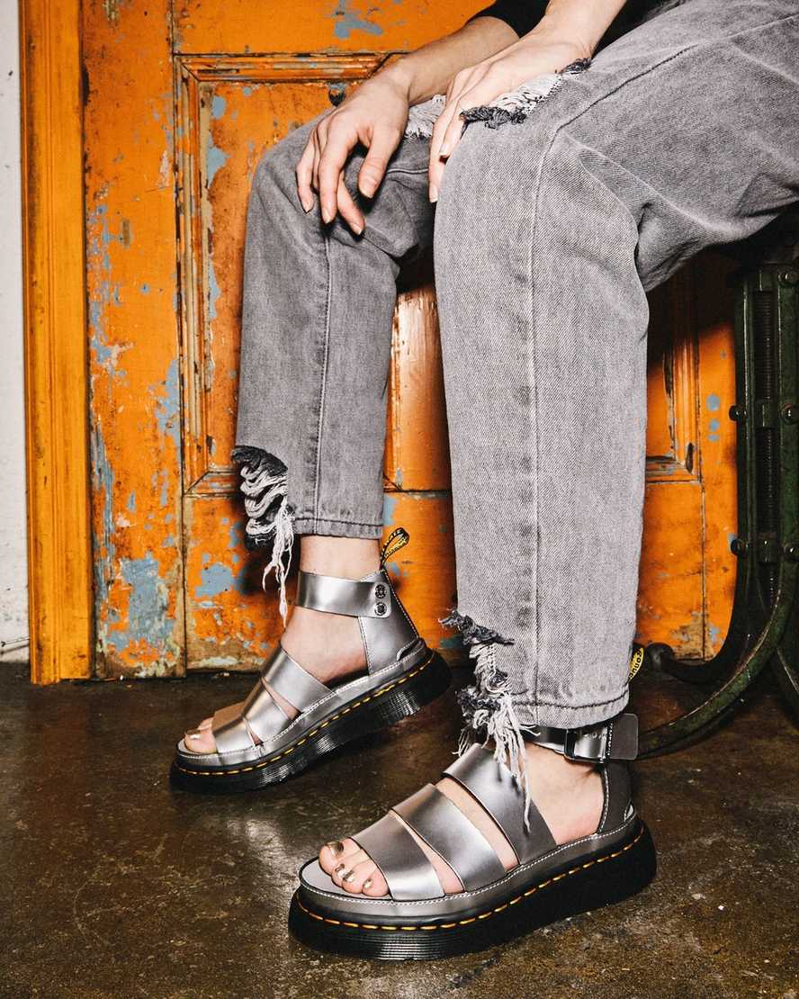 silberne dr. martens clarissa ii metallic damensandalen
